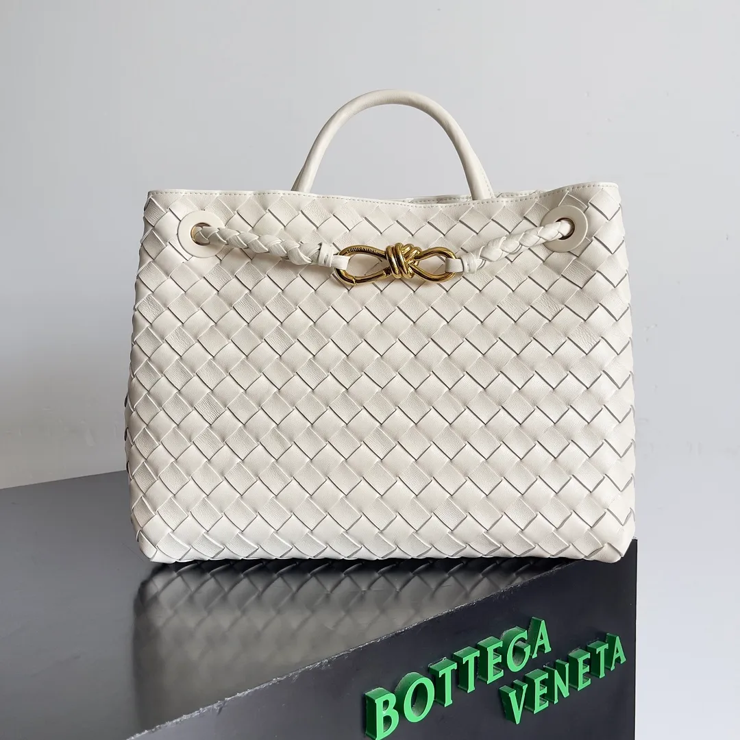 The 2023 new Andiamo batch of 2260 BV has been shipped‼ ️Really popular🔥The new Andiamo woven handbag launched by Bottega Veneta this season is really popular all over the world! ! Celebrities at home and abroad have worn it, and Oscar-winning actress Michelle Yeoh has taken it out on the street. Song Jia, Trai Yara, Yu Feihong, Sanji Ayaka, Rosie Hunting-Whiteley, Yoshioka Riho, etc. have all picked up this bag. It is classic and versatile, showing off its temperament, and the bag capacity is also large, which is very convenient for daily commuting! ! A variety of carrying methods, the shoulder straps can be adjusted by yourself, the original lambskin feels soft and delicate, and the unisex style breaks the gender boundaries and brings a more practical and long-lasting use experience. Andiamo, which has both elegant and casual styles, perfectly interprets the true appearance of "fashionable old money style". Style number: 743572 Size: 32*24*12